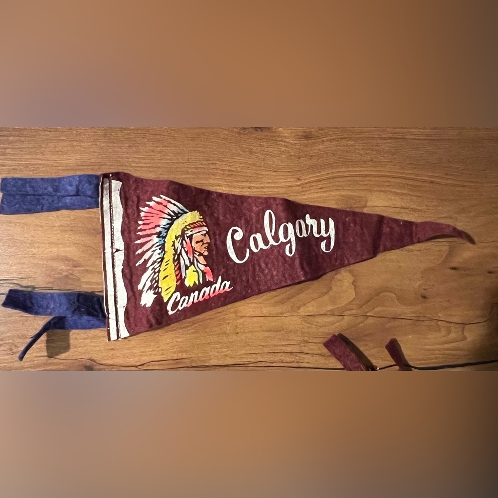 𝅺VINTAGE Calgary Canada felt pennant 🍁 🇨🇦